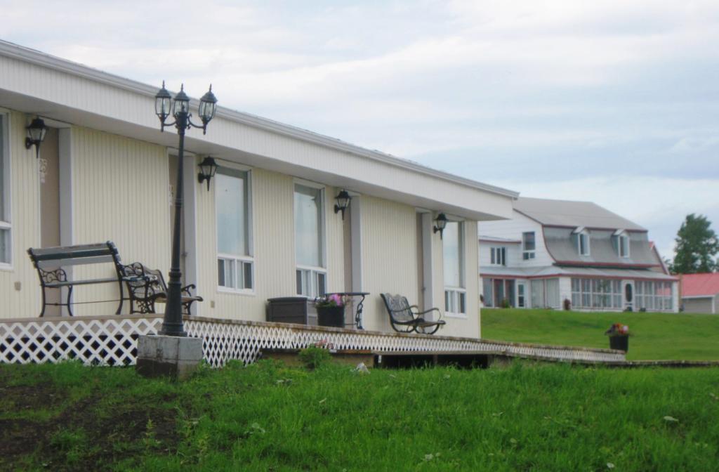 Motel De La Pointe Aux Bouleaux Baie-Sainte-Catherine Exteriör bild