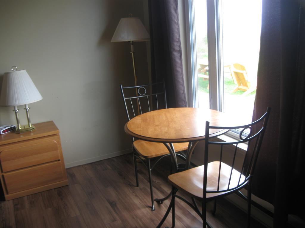 Motel De La Pointe Aux Bouleaux Baie-Sainte-Catherine Exteriör bild