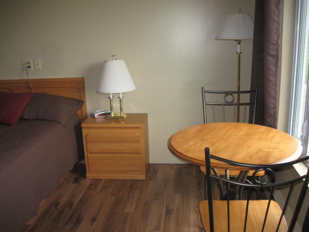 Motel De La Pointe Aux Bouleaux Baie-Sainte-Catherine Exteriör bild